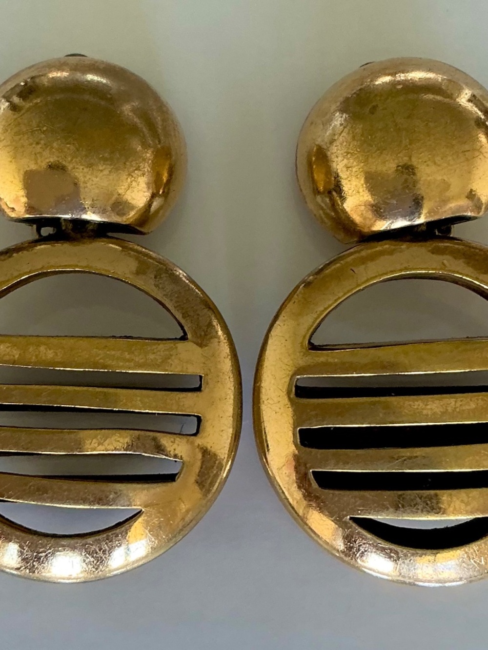 VINTAGE STEVE VAUBEL SIGNED MODERNIST DOORKNOCKER DANGLE EARRINGS GOLD METAL
